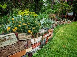 Upcycling-Mauer mit Magerbeet