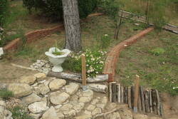 _MG_4141.JPG (391.09 KiB) 7664 mal betrachtet Die bis dato zwei Schindelreihen von Westen aus gesehen. Die Dritte verläuft etwa auf der Höhe des Ziegelhaufens am linken Bildrand.