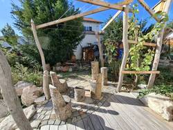 Unsere kleine Südterrasse ... inzwischen mit Miniteich und hoffentlich bald beschattet durch Tafeltrauben.