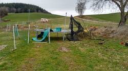 Wiese mit kaputtem Trampolin.jpg